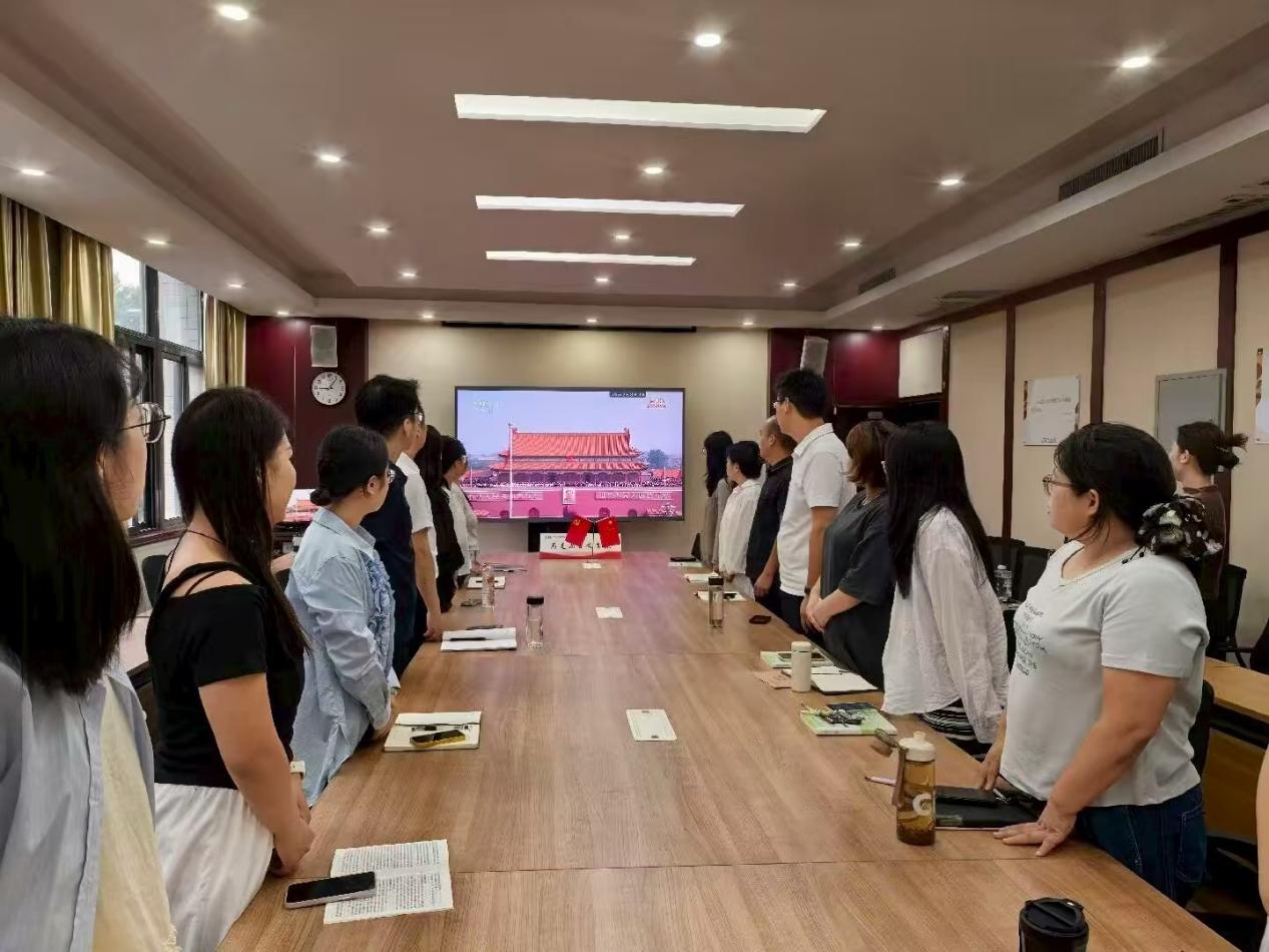 亚洲成人一区组织思政课教师集中收看纪念中国人民抗日战争暨世界反法西斯战争胜利80周年大会